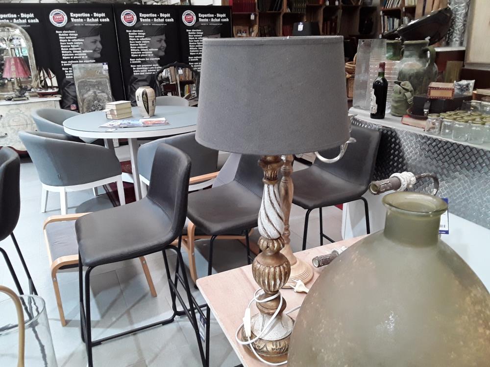 LAMPE EN BOIS SCULPTÉ 