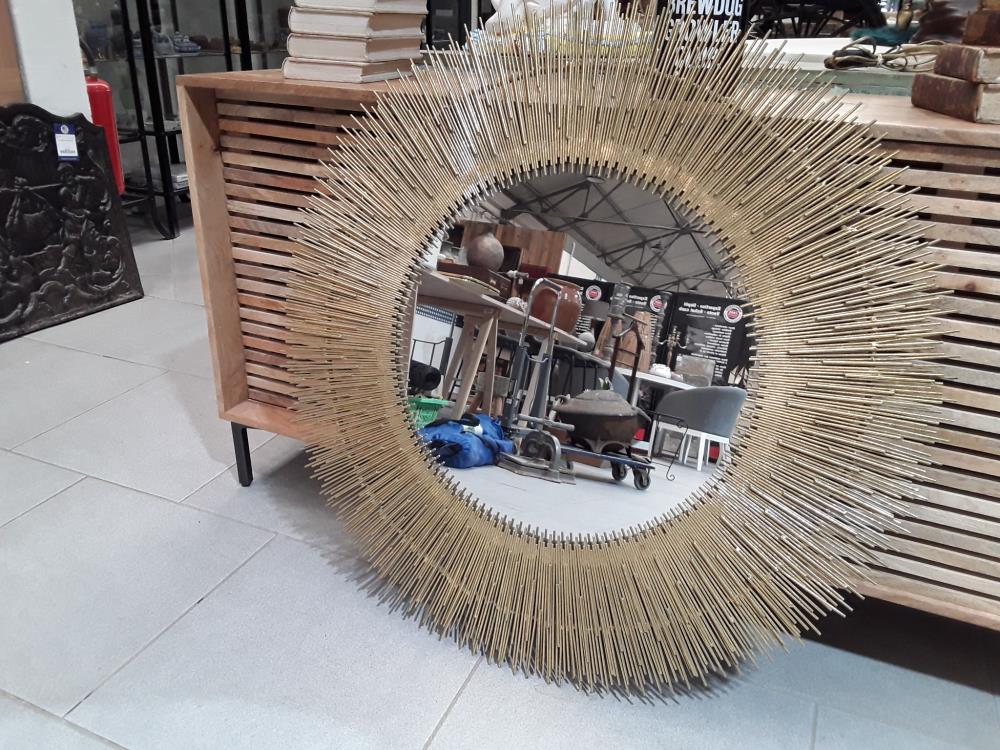 MIROIR SOLEIL EN METAL DORÉ 