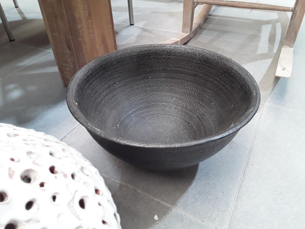 VASQUE NOIR TERRE CUITE DECO 