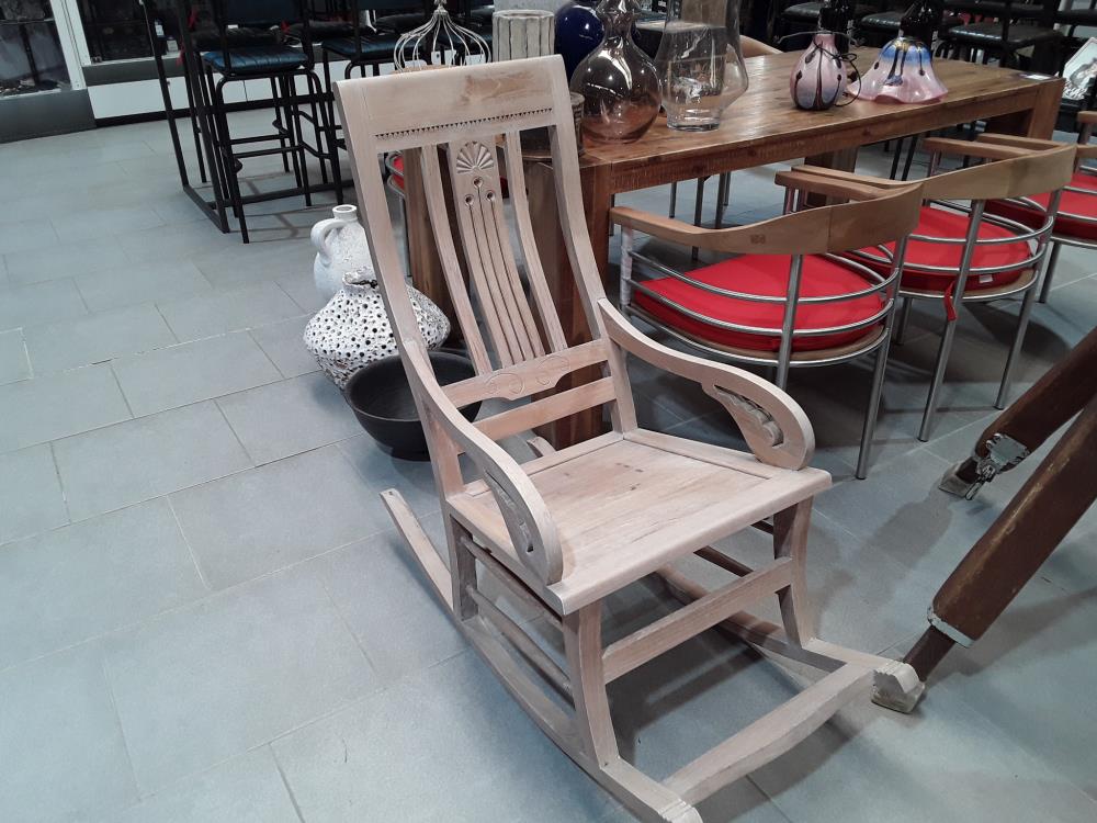 ROCKING CHAIR EN BOIS PATINÉE BLANC 