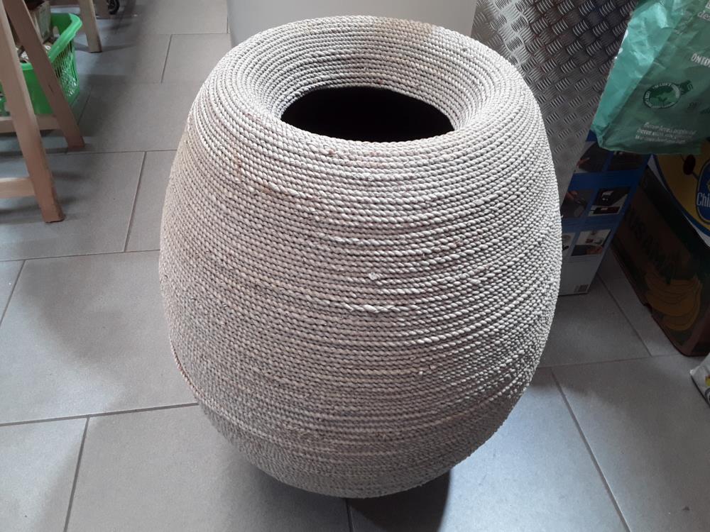 VASE EN JONC TRESSÉ 