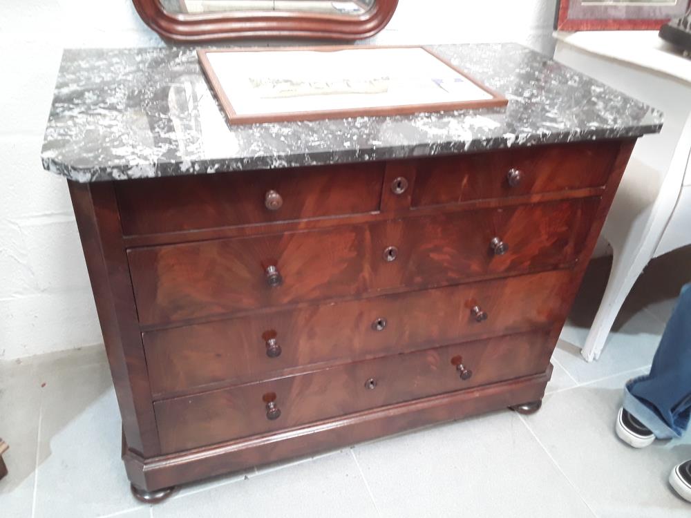 COMMODE EN ACAJOU 5 TIROIRS 