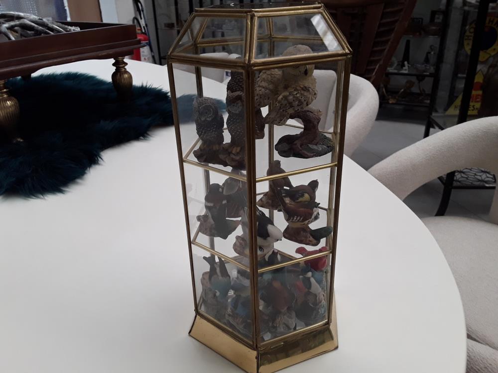 COLLECTION DE POSTURES EN PORCELAINE AVEC VITRINE