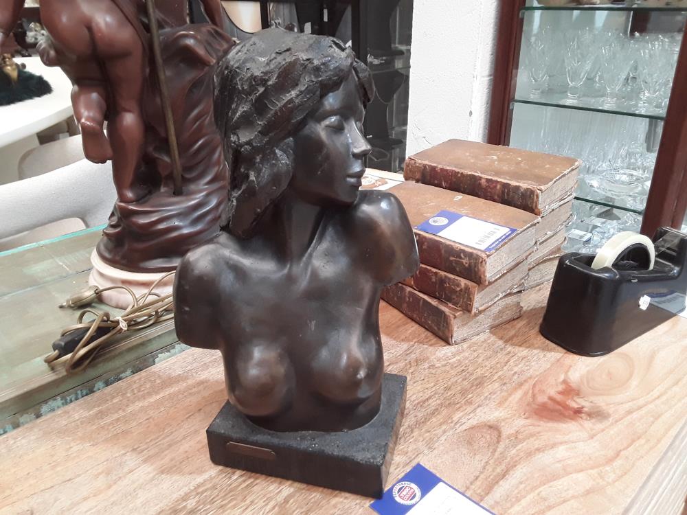 BRONZE BUSTE DE FEMME SIGNÉ  C. RENATO 32 CM SUR SOCLE EN PIERRE 