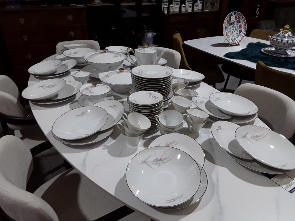 SERVICE À DINER EN PORCELAINE ANNÉE 60 