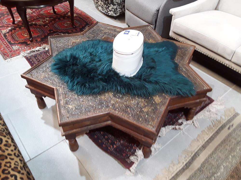 TABLE INDIENNE ANCIENNE 1M38 SUR 1M38