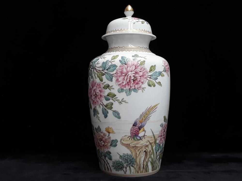 VASE EN PORCELAINE ALLEMANDE 