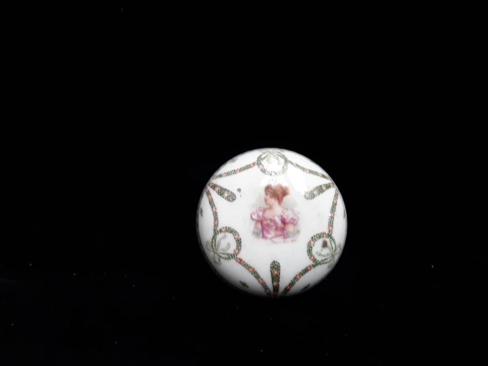 BOITE EN PORCELAINE NAPOLEON III 