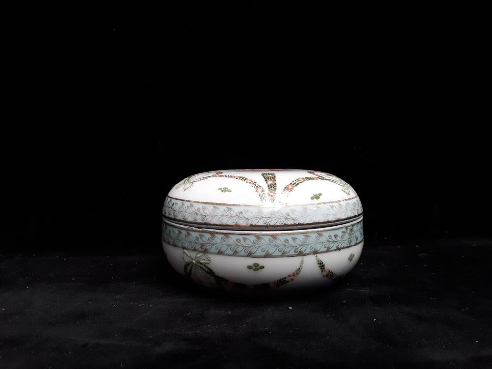 BOITE EN PORCELAINE NAPOLEON III 