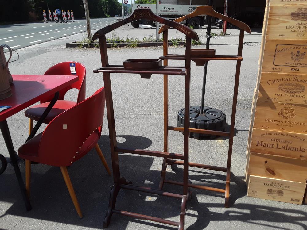 VALET DE CHAMBRE