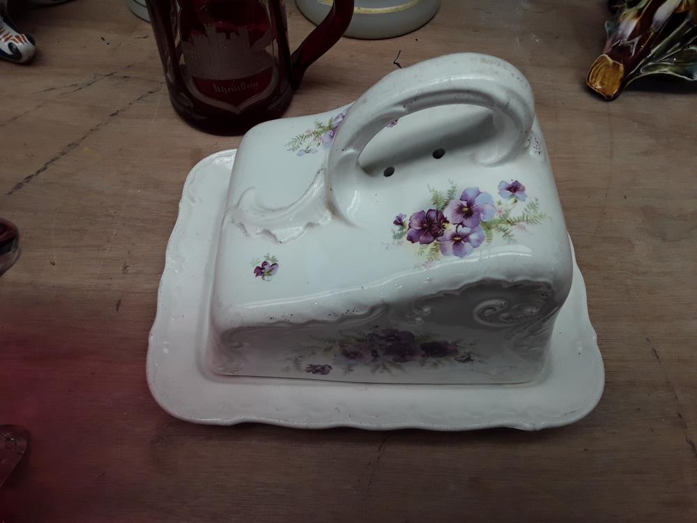 BEURRIER EN FAIENCE MOTIF PENSEE MAASTRICHT 