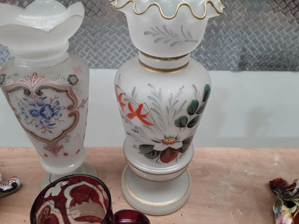 VASE EN OPALINE MOTIF FLORAL FIN 19ÈME 