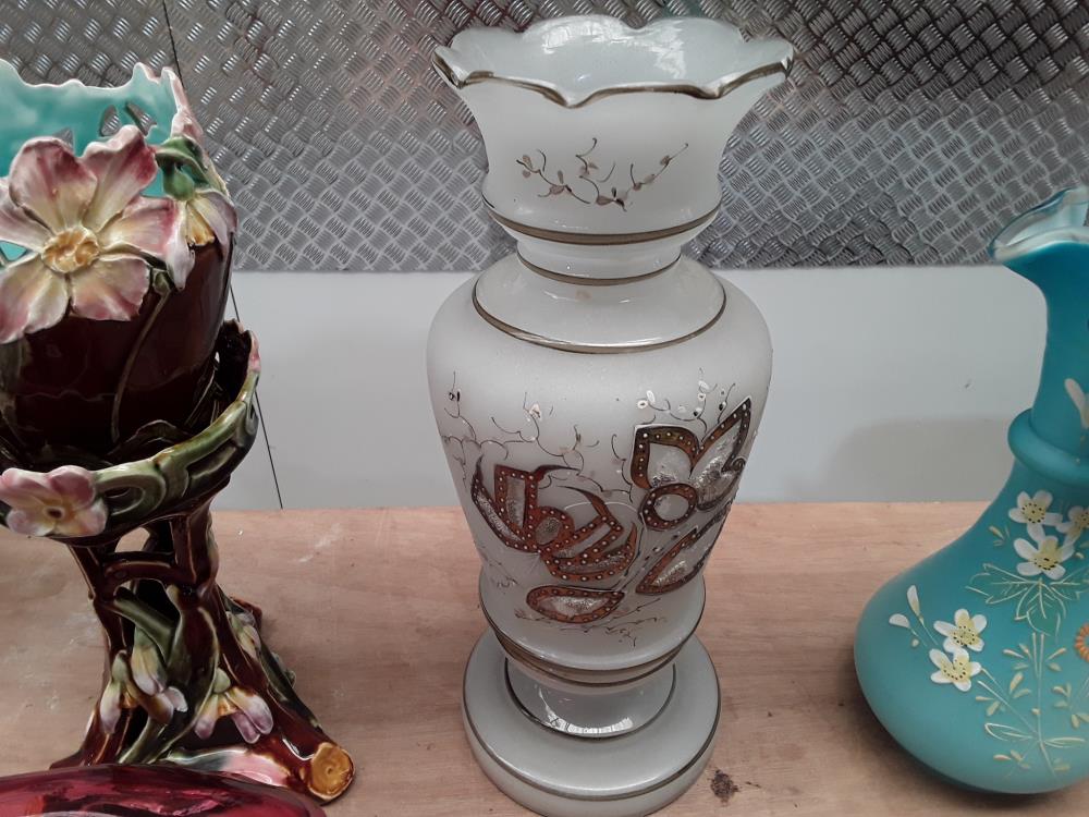 VASE OPALINE FIN 19ÈME MOTIF DORE 