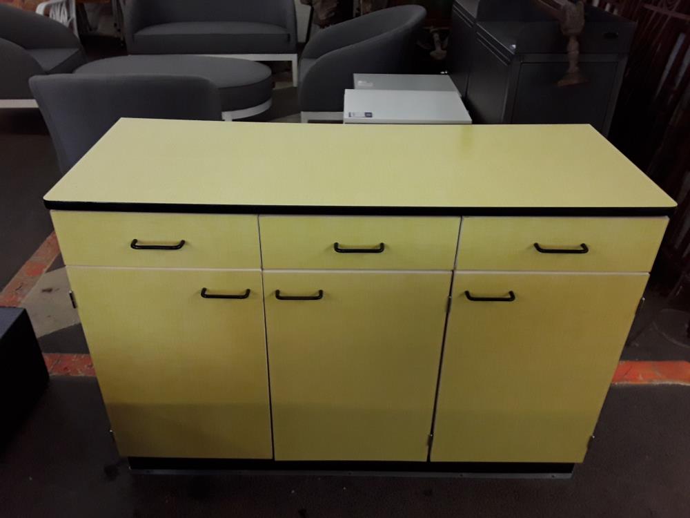 DRESSE EN FORMICA JAUNE 3 PORTES  3 TIROIRS 