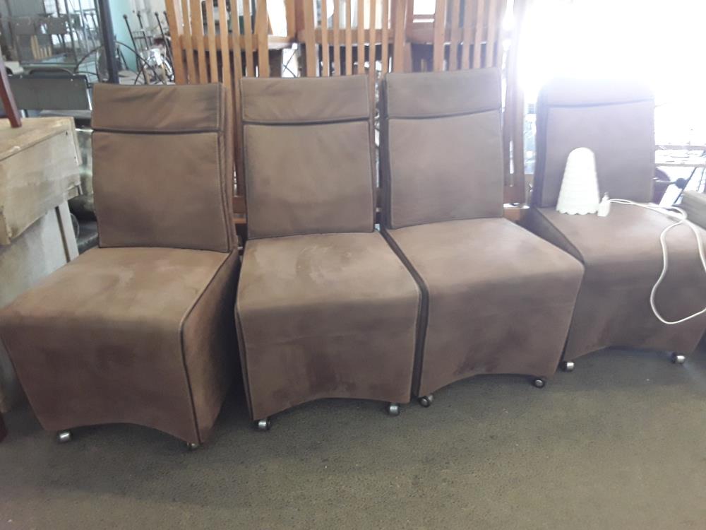 SERIE DE 4 CHAISES SUR ROULETTES 