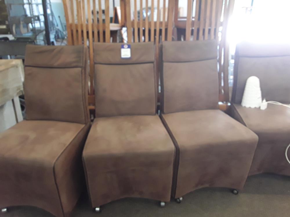 SERIE DE 4 CHAISES SUR ROULETTES 