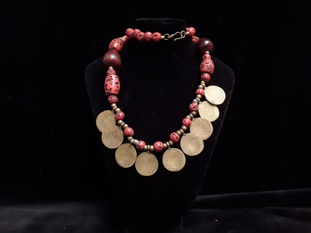 COLLIER ETHNIQUE EN PERLE DE PIERRE ROUGE 