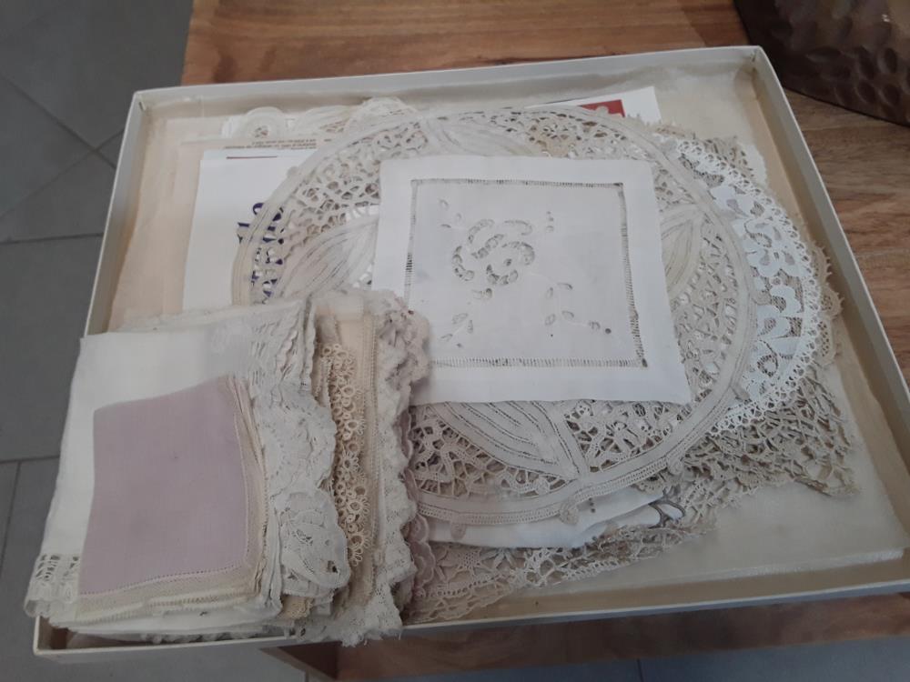 COLLECTION DE DENTELLES ANCIENNES AVEC DOCUMENTATION 