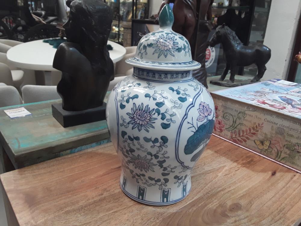 VASE EN PORCELAINE 