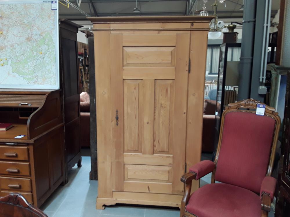 HOMME DEBOUT EN PIN 
