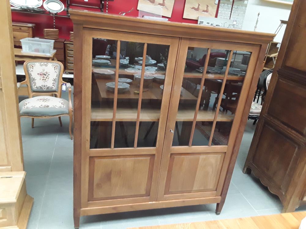 VITRINE DE ST DIRECTOIRE 3 TABLETTES HAUTEUR 1M50 LARGEUR 125CMÉ