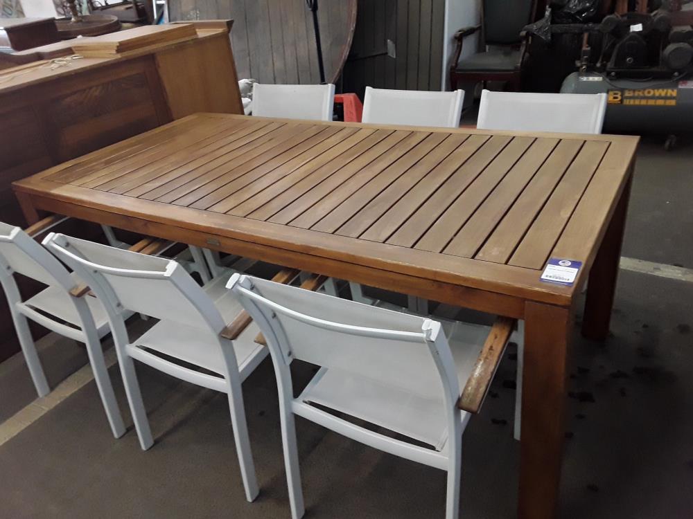 TABLE EN TECK ET 6 CHAISES 
