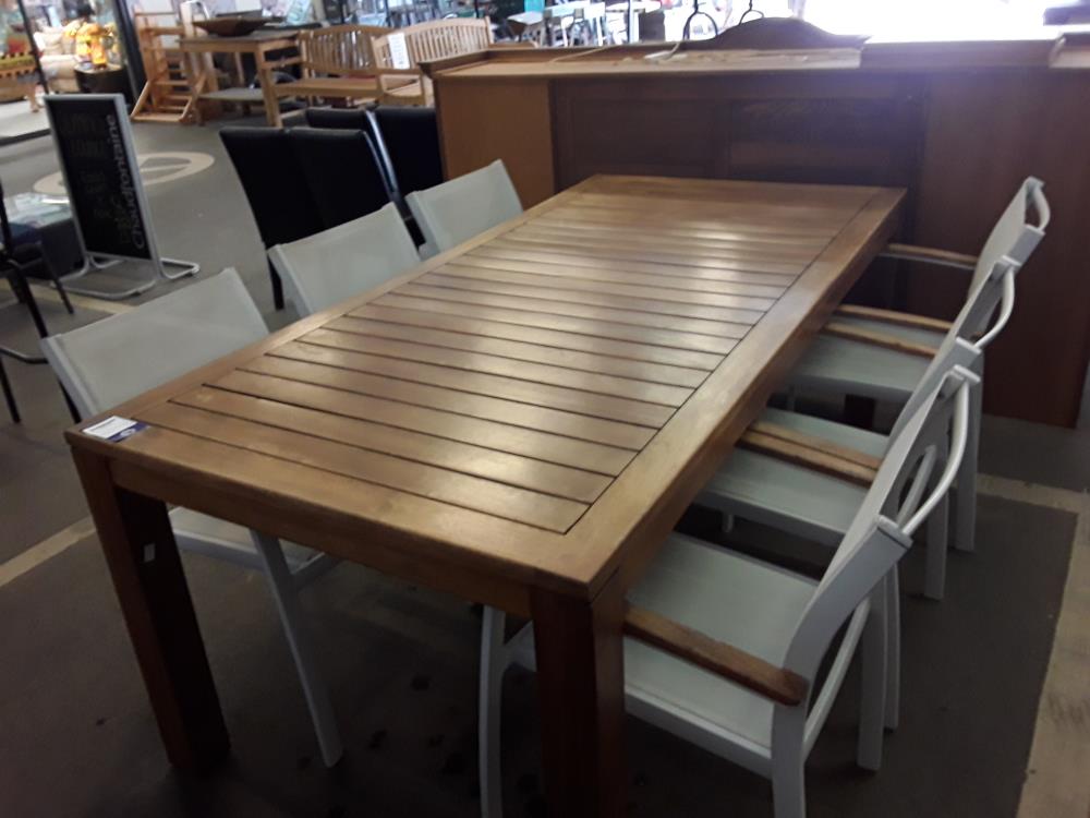 TABLE EN TECK ET 6 CHAISES 