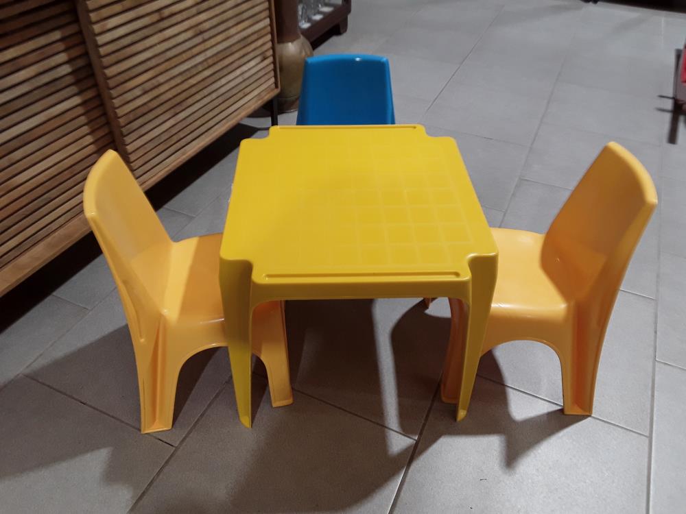 TABLE ENFANT JAUNE ET BLEU
