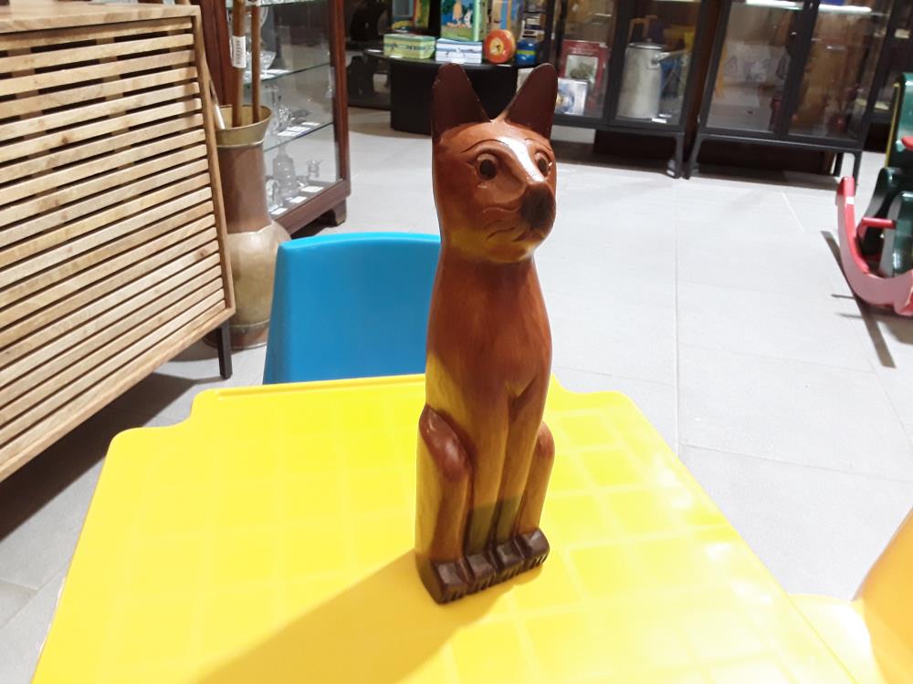 CHAT EN BOIS SCULPTÉ 
