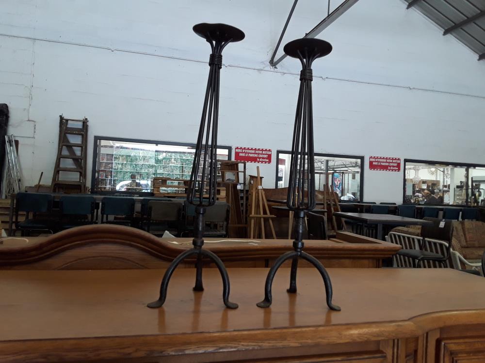 PAIRE DE BOUGEOIRS EN METAL 