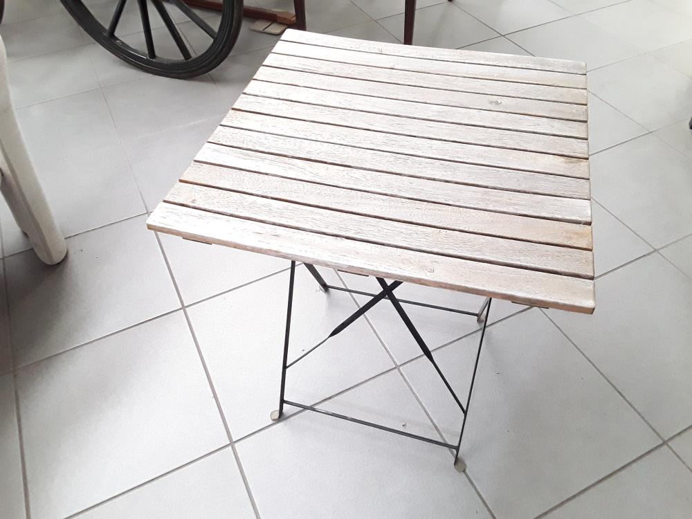 TABLE DE JARDIN PLIANTE