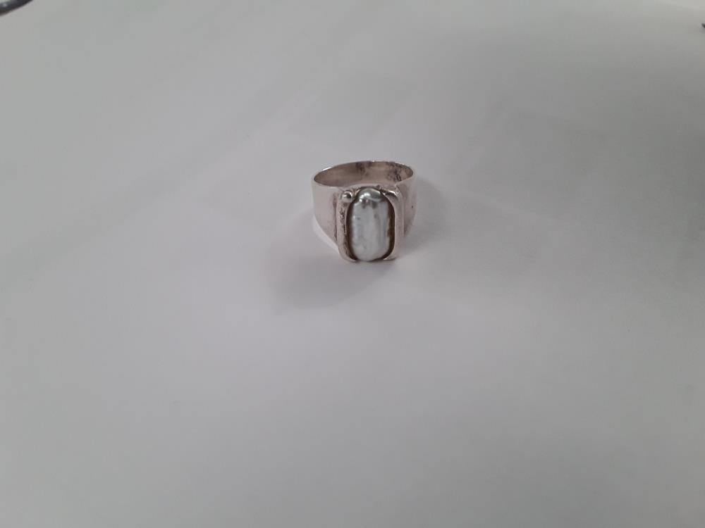BAGUE PERLE BAROQUE SERTIE DANS ARGENT