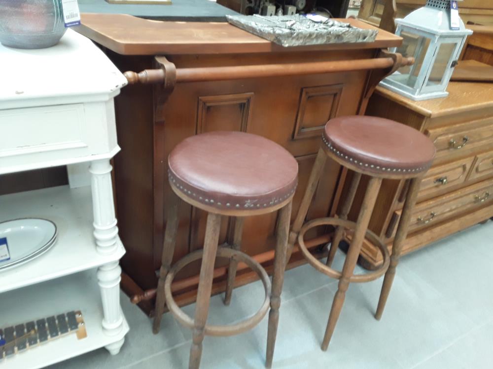 BAR AVEC DEUX TABOURETS 
