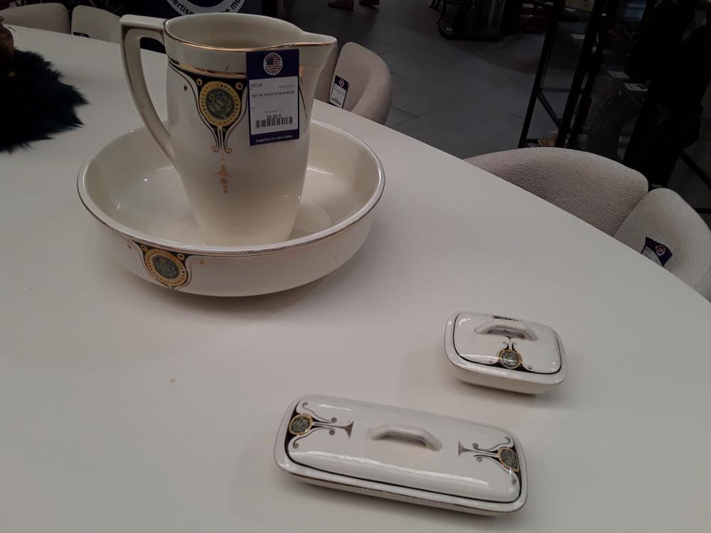 SET DE TOILETTE EN FAIENCE 