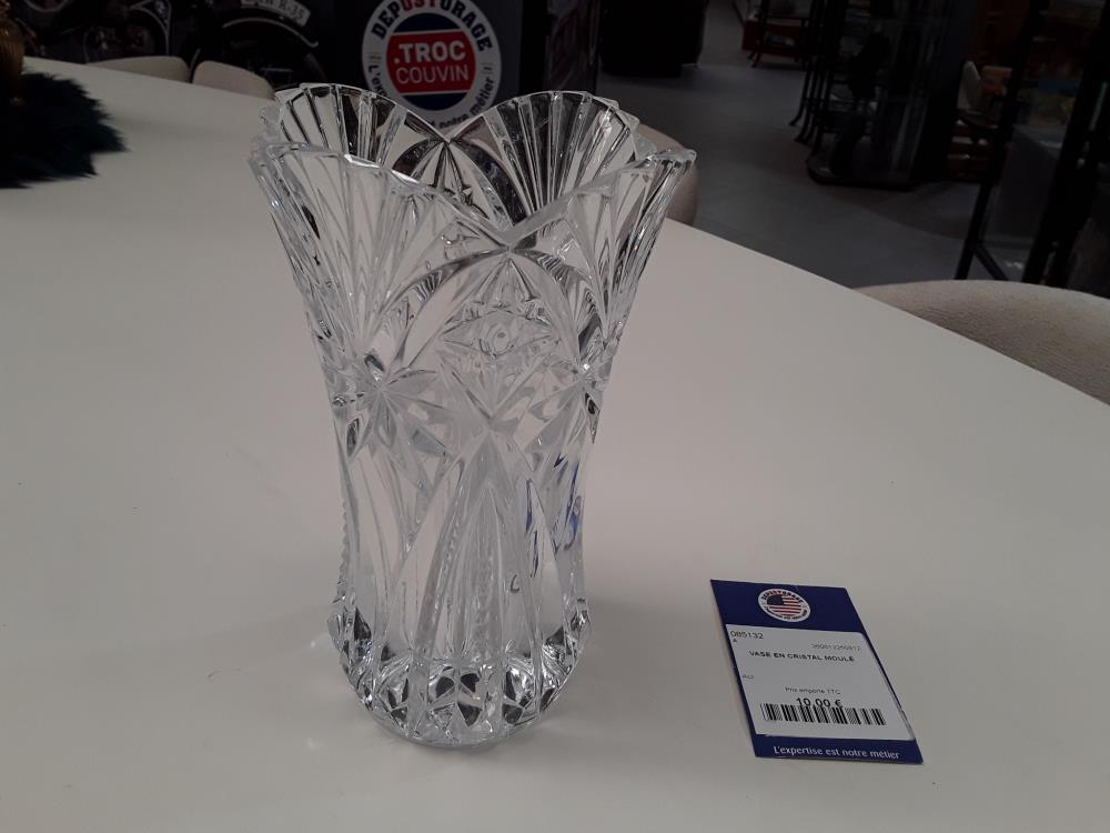 VASE EN CRISTAL MOULÉ 