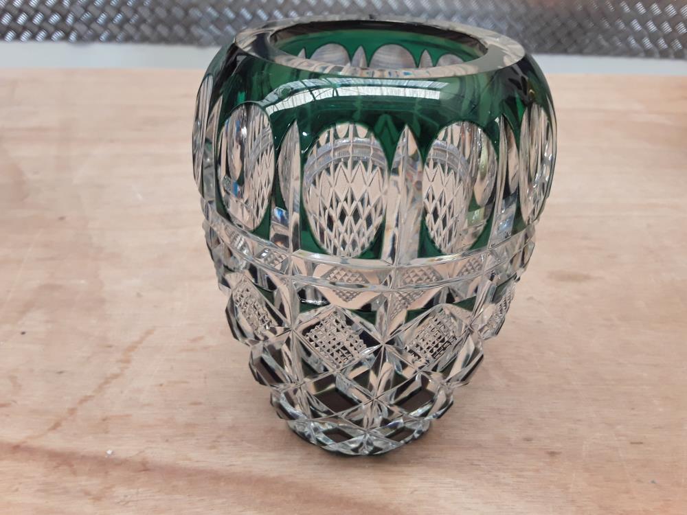 VASE TAILLÉ VERT EN VAL ST LAMBERT 