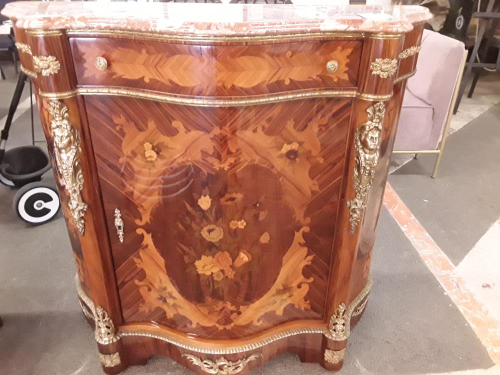MEUBLE MARQUETÉ A MÉDAILLON DE ST LOUIS XVI