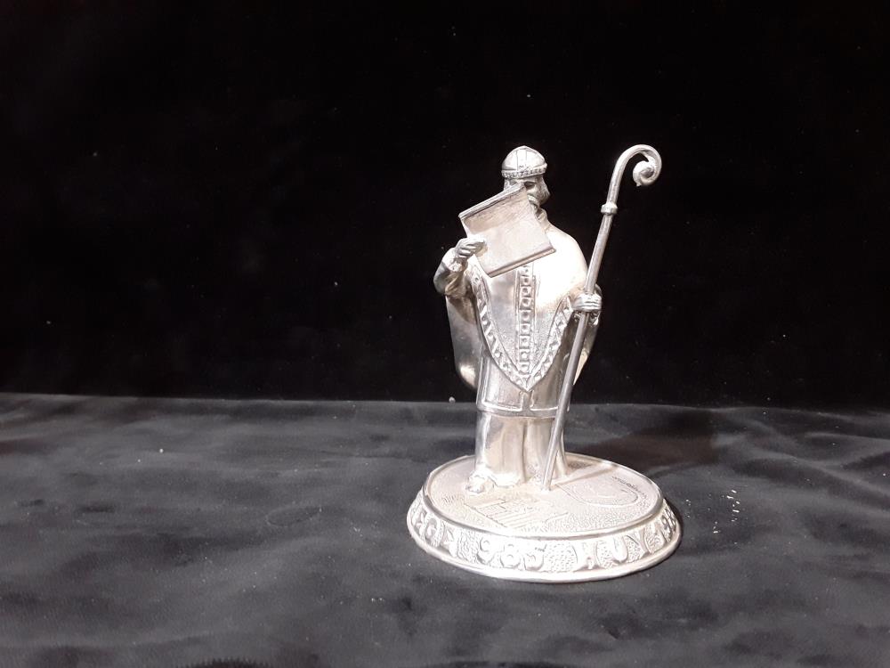 POSTURE EN ÉTAIN