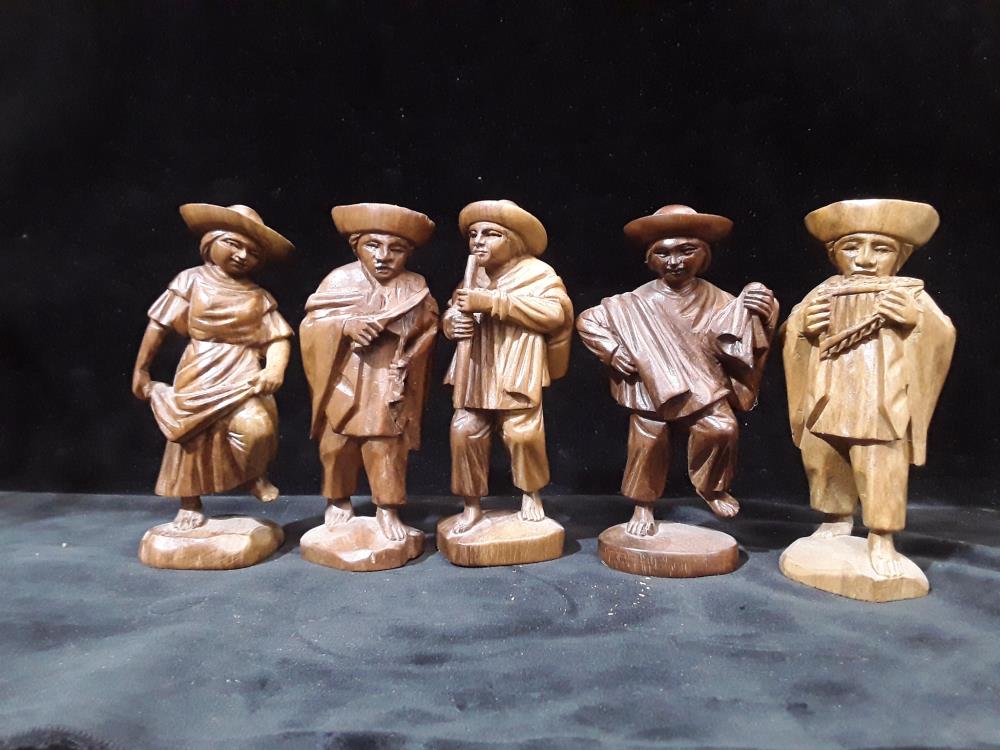 COLLECTION DE PERSONNAGES EN BOIS 