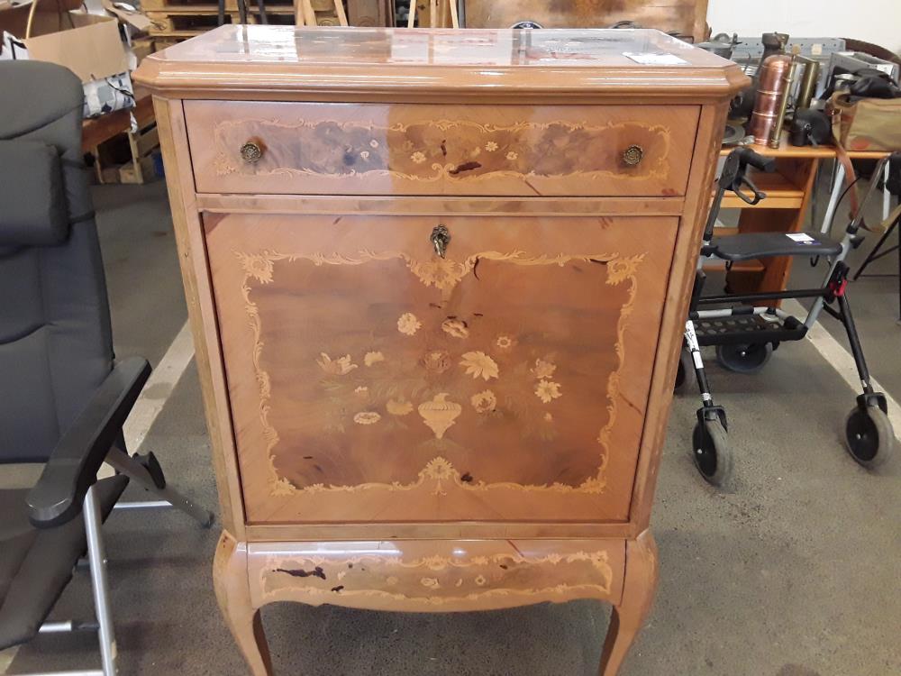 MEUBLE BAR MARQUETÉ AVEC TABLETTE INTÉRIEUR 
