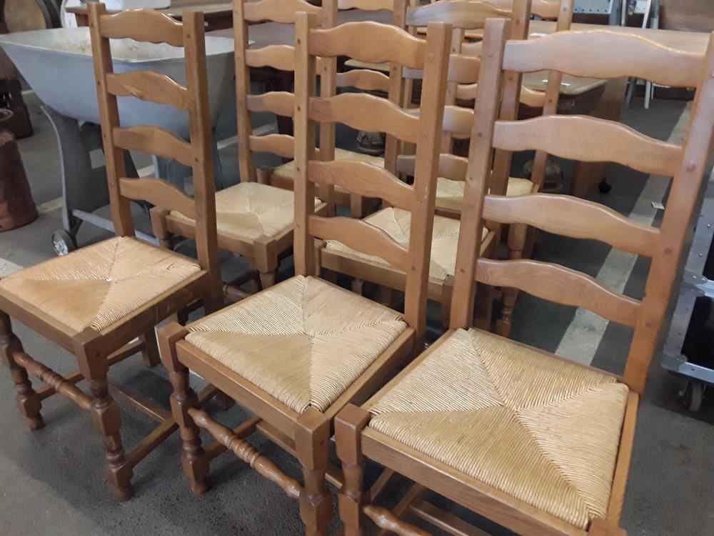 SERIE DE 8 CHAISES PAILLEE AVEC HOUSSES 