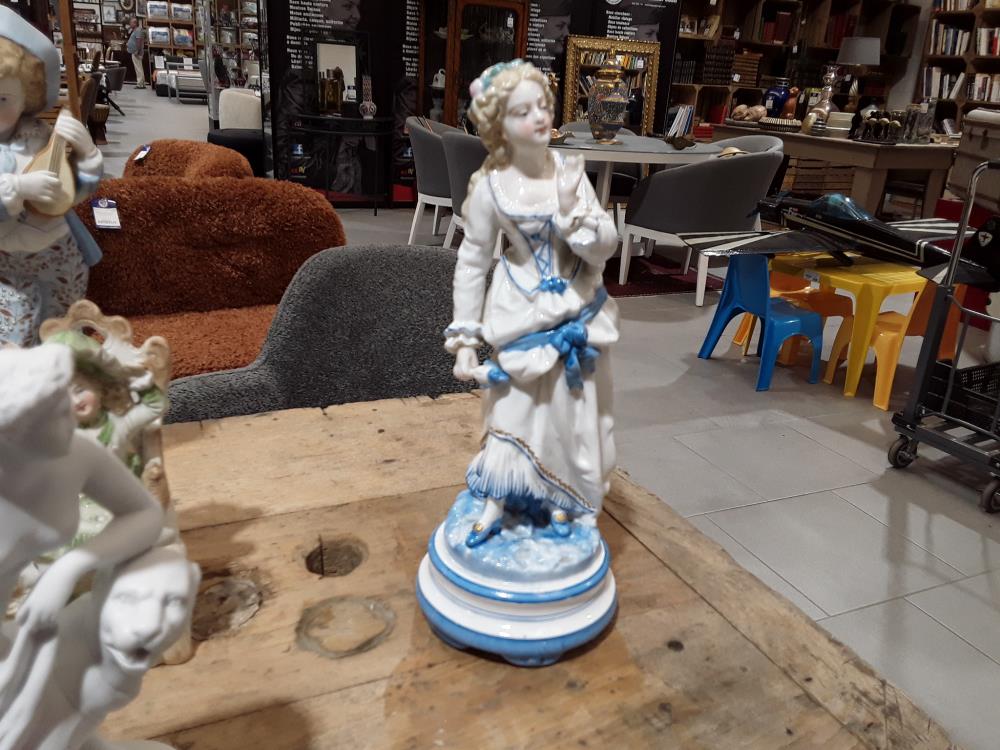 FEMME PORCELAINE 