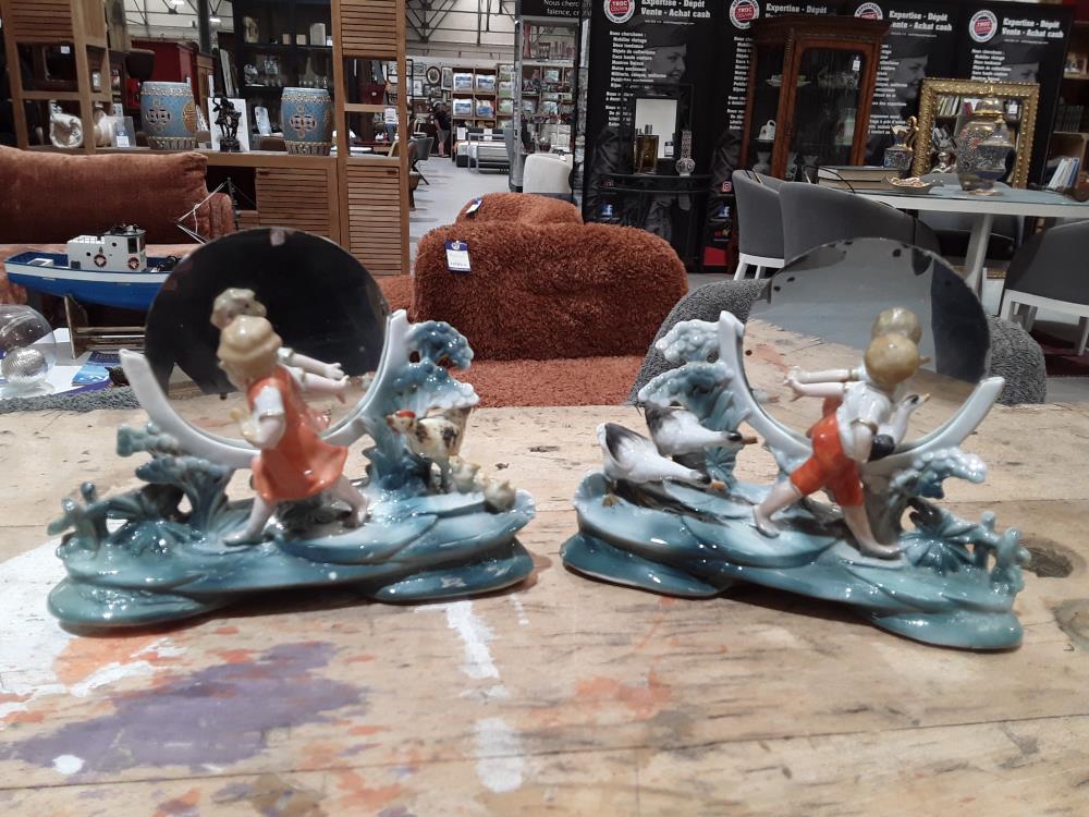 PAIRE DE POSTURES MIROIRS 