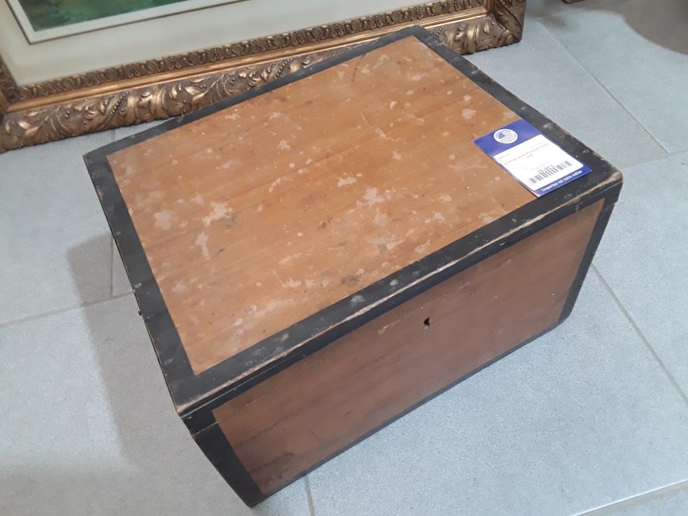 COFFRE EN BOIS ANCIEN AVEC CLÉ