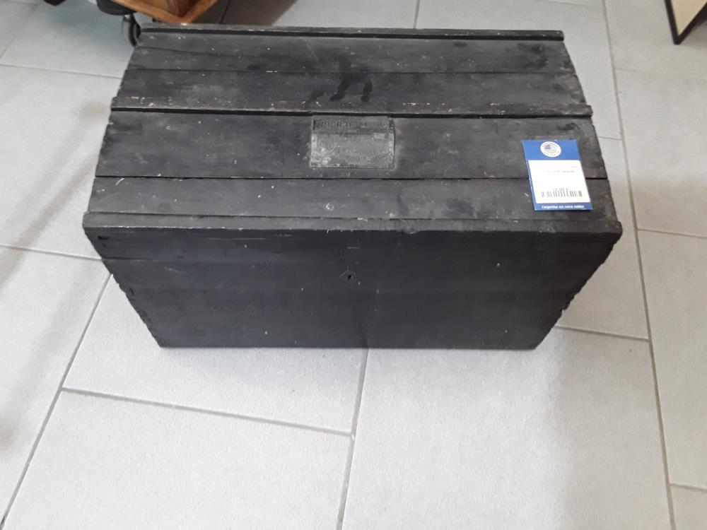 COFFRE  NOIR  EN BOIS