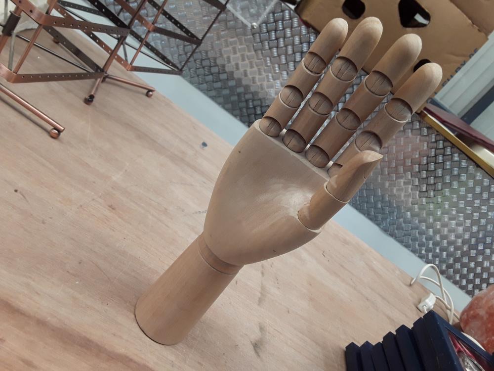 MAIN EN BOIS DECO