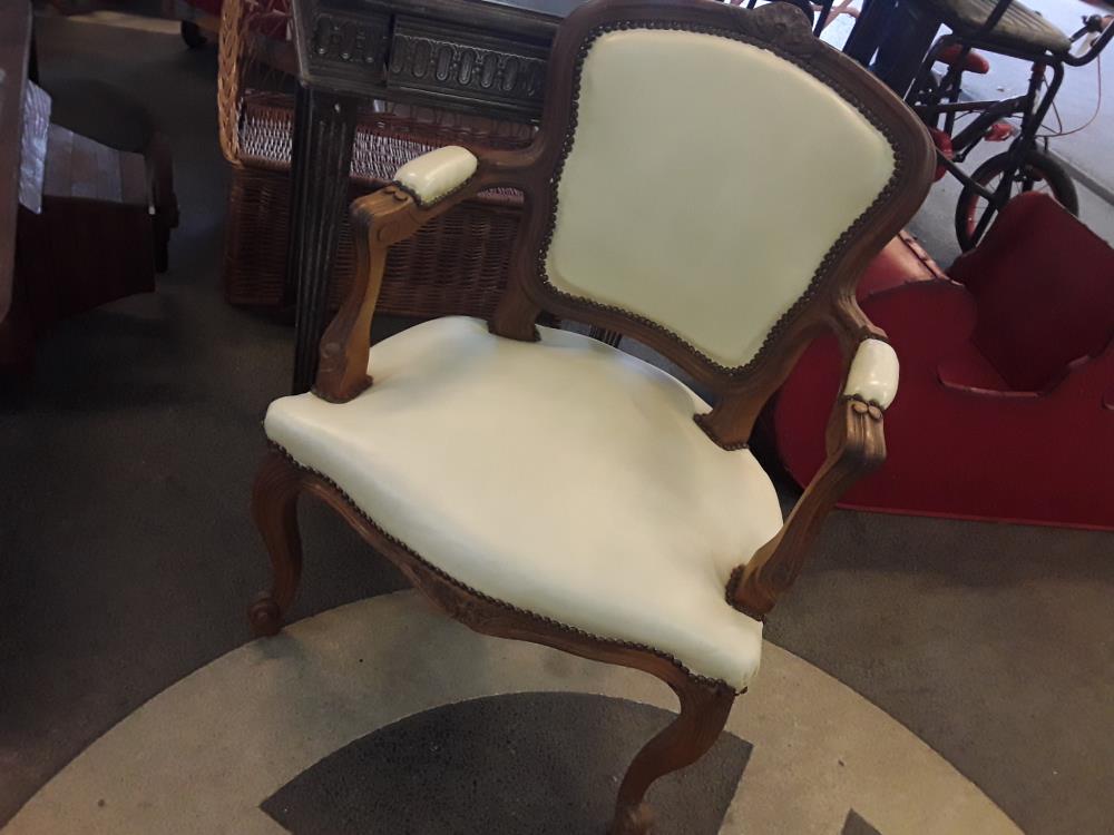 FAUTEUIL VOLTAIRE CUIR BLANC 