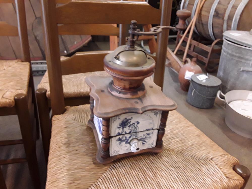 MOULIN À CAFENBLANCIEN BLANC ET BLEU