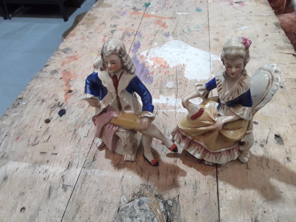 PERSONNAGE PORCELAINE PEINTE LA PAIRE