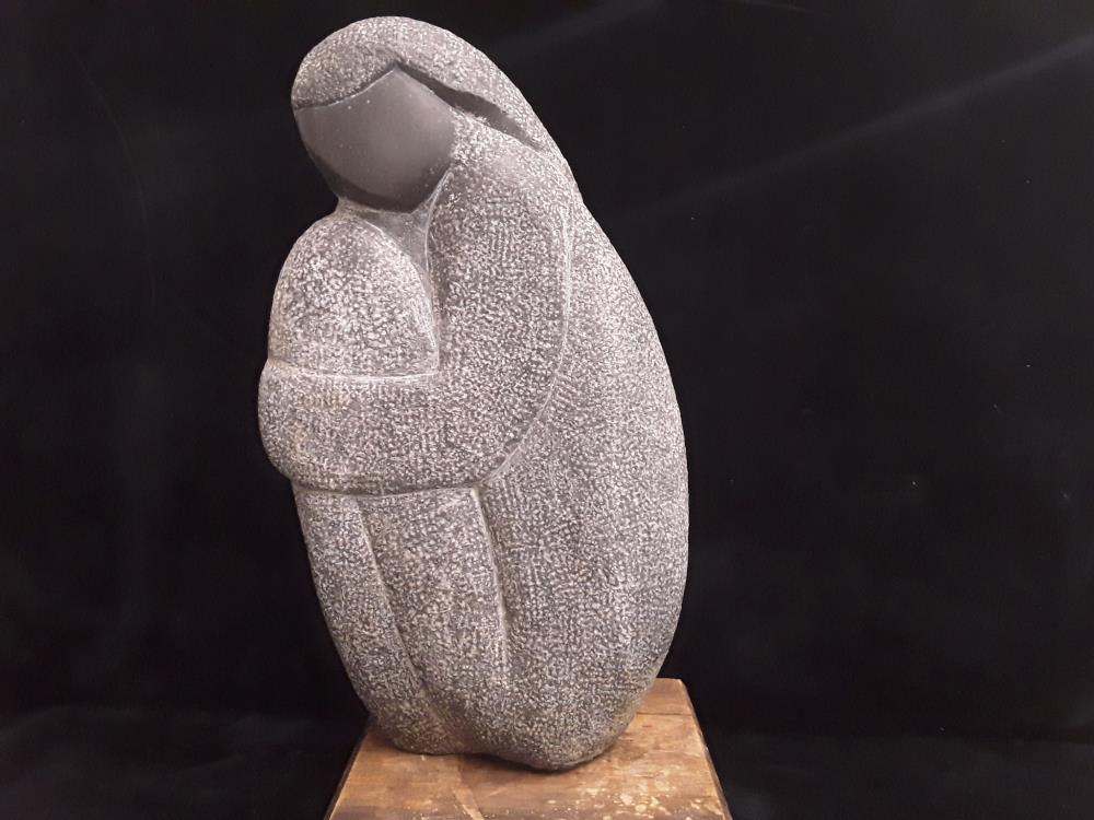 STATUE EN PIERRE BLEU SUR SOCLE 